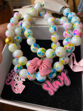 Cargar imagen en el visor de la galería, White and Pink Bracelets Set
