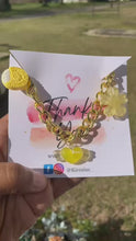 Cargar y reproducir el video en el visor de la galería, Yellow Junk Charms  Gold Bracelets
